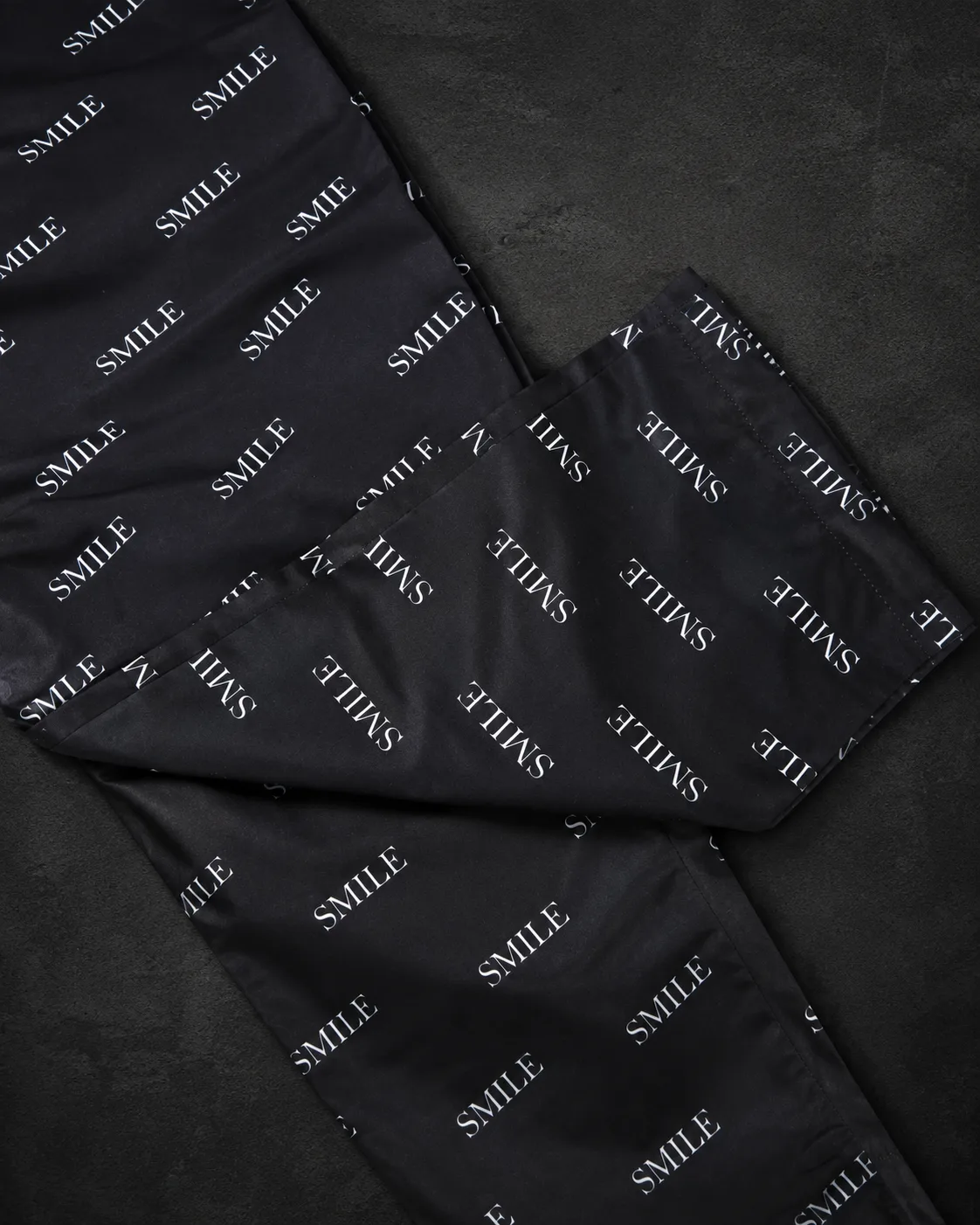 Smile Pants باللون الأسود — تفاصيل القماش