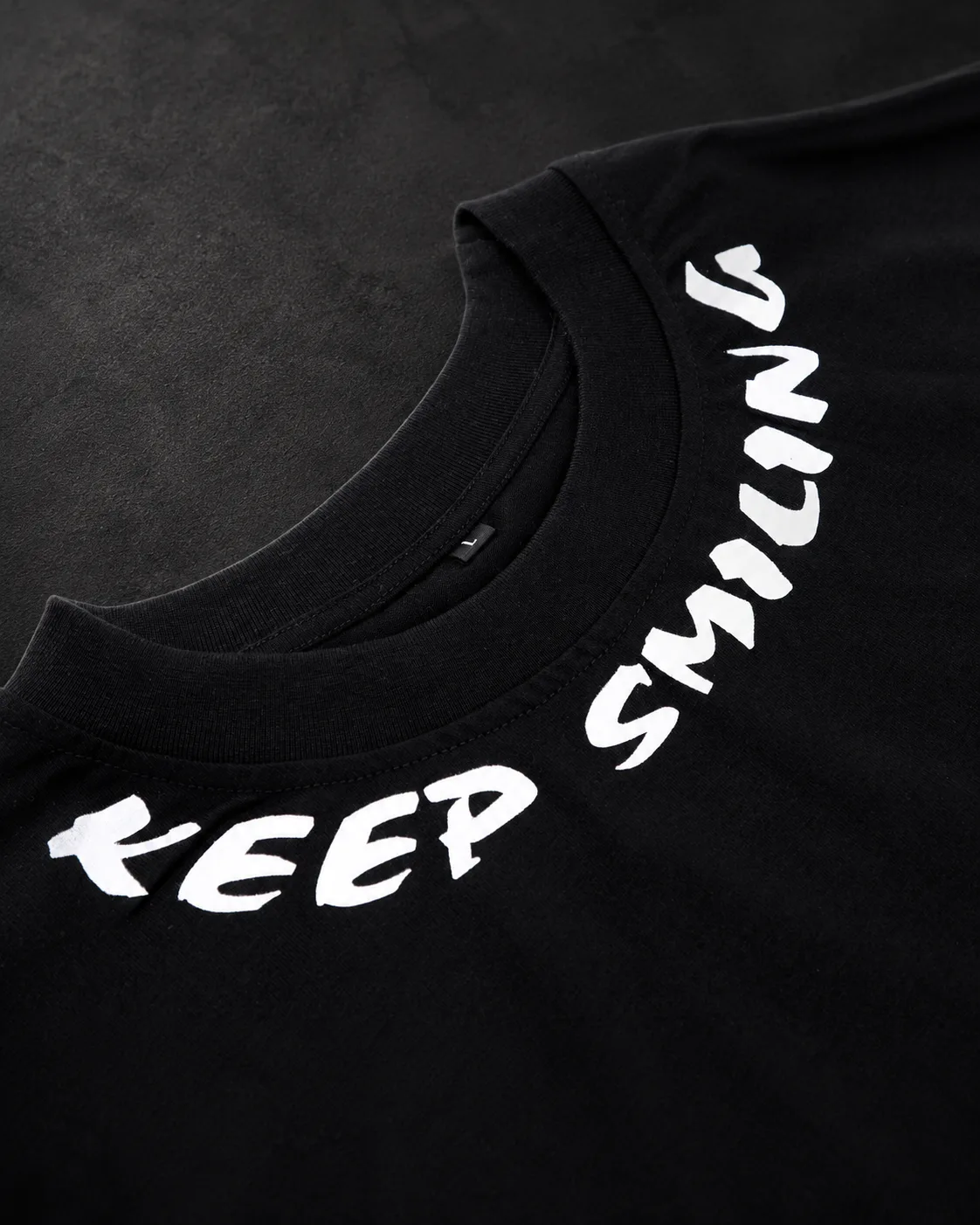 KSS Tshirt باللون الأسود — تفاصيل القماش