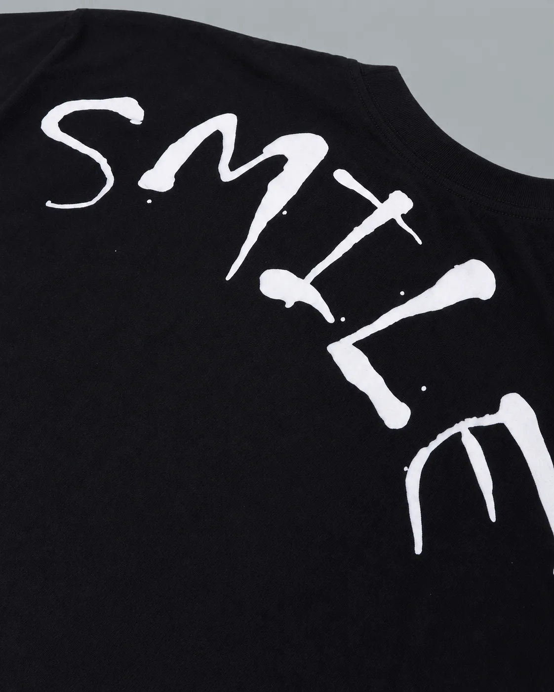 THE SMILY T-SHIRT باللون الأسود — تفاصيل القماش 2